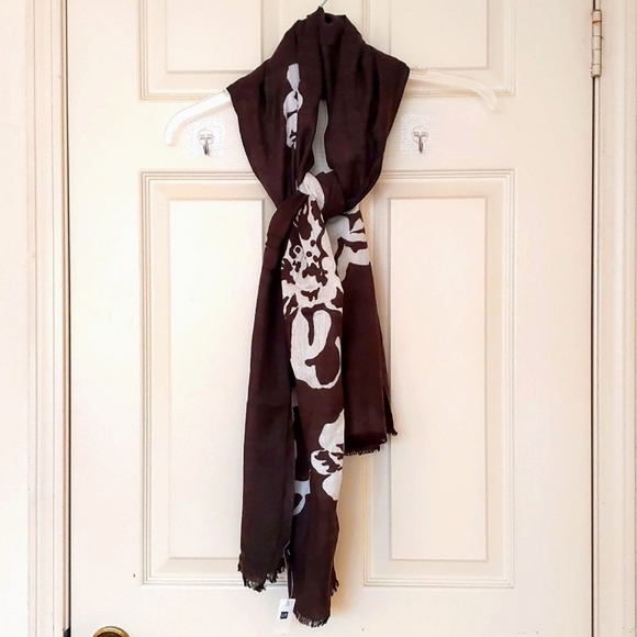 NWT. GAP Rayon/Wool blended floral scarf/wrap. - Picture 3 of 4